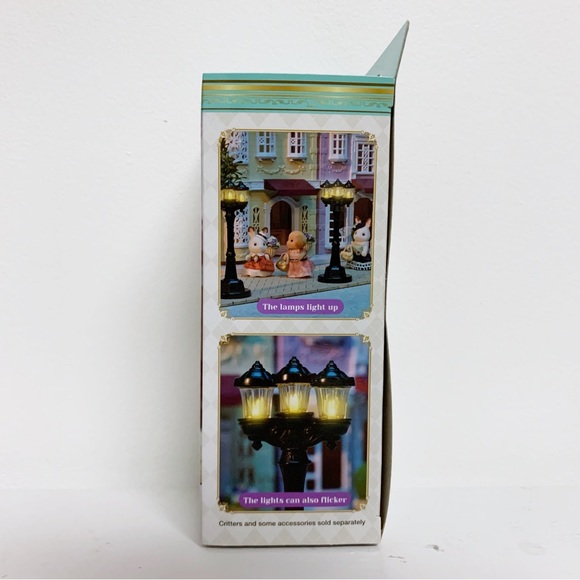 Calico Critters Mr. Lion's Winter Sleigh Holiday Set and Light Up Street Light - Picture 6 of 7